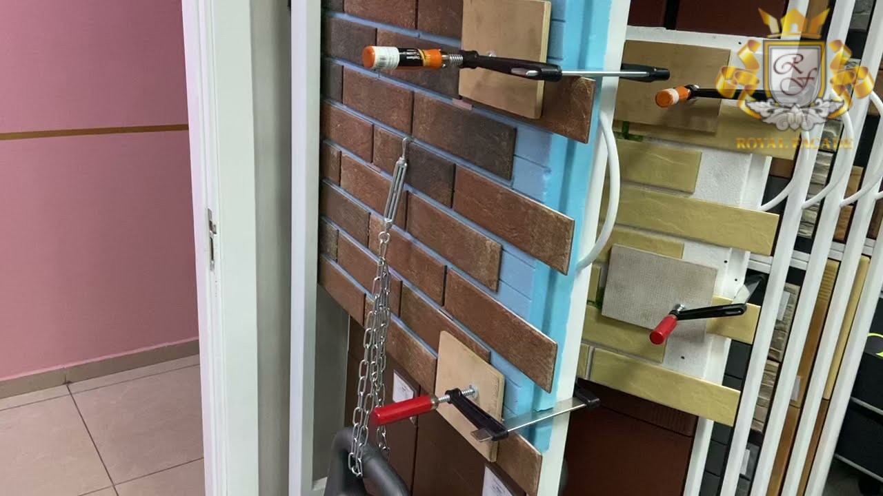 Checking the strength of the bond between the tiles and the insulation