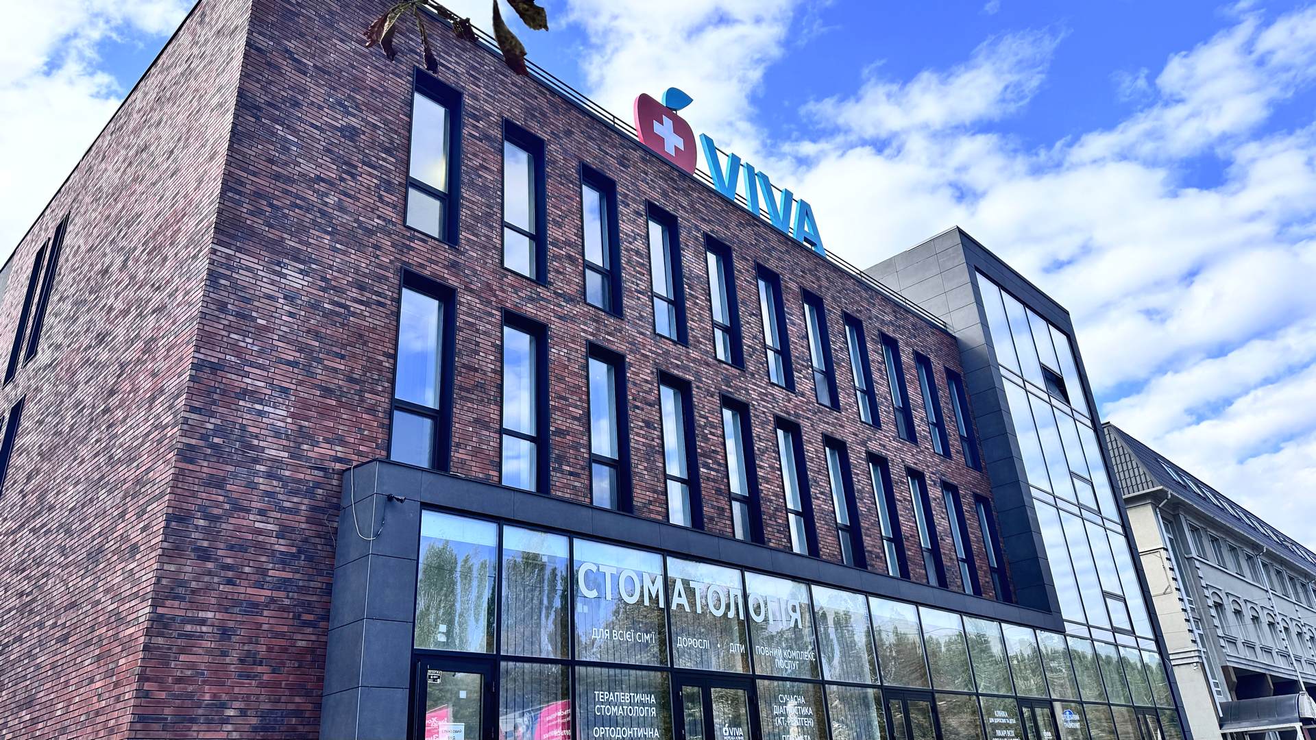 Business center exterior cladding with Old Residence HF57 thin bricks