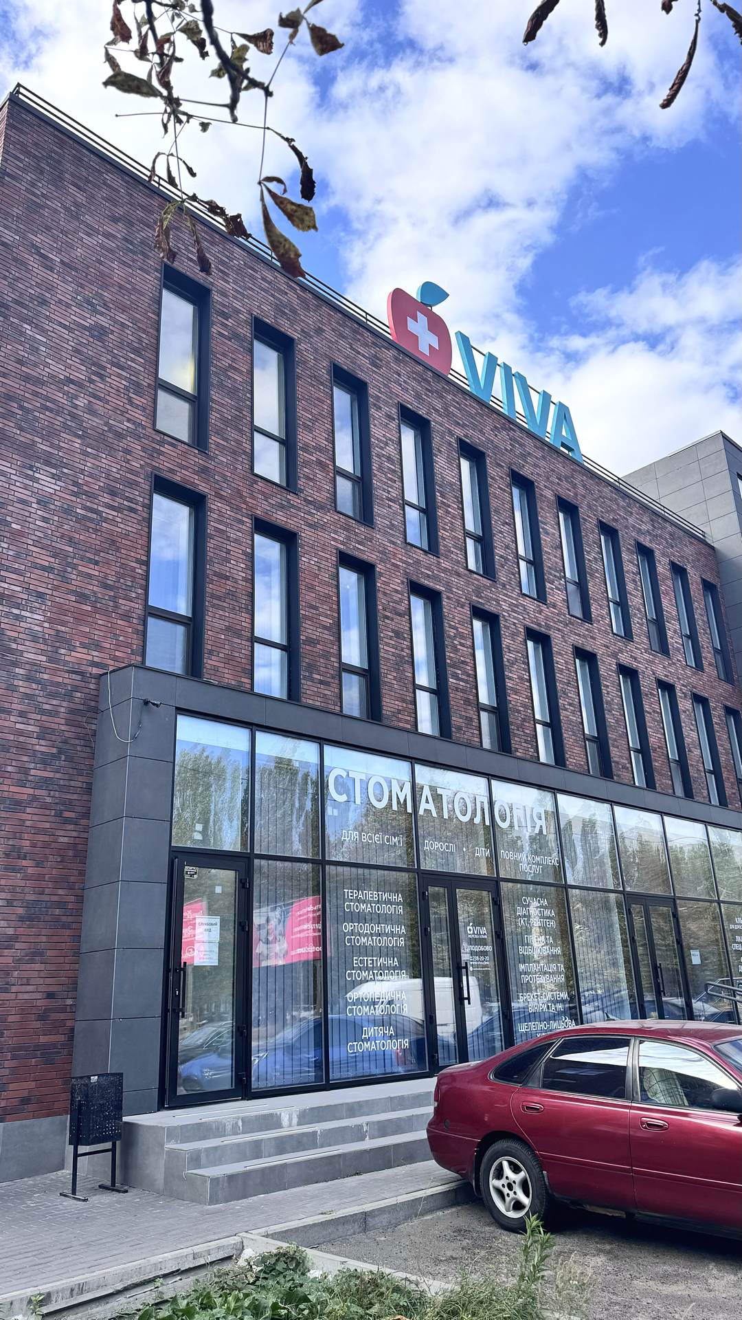 Close-up of Old Residence HF57 thin bricks on office building facade