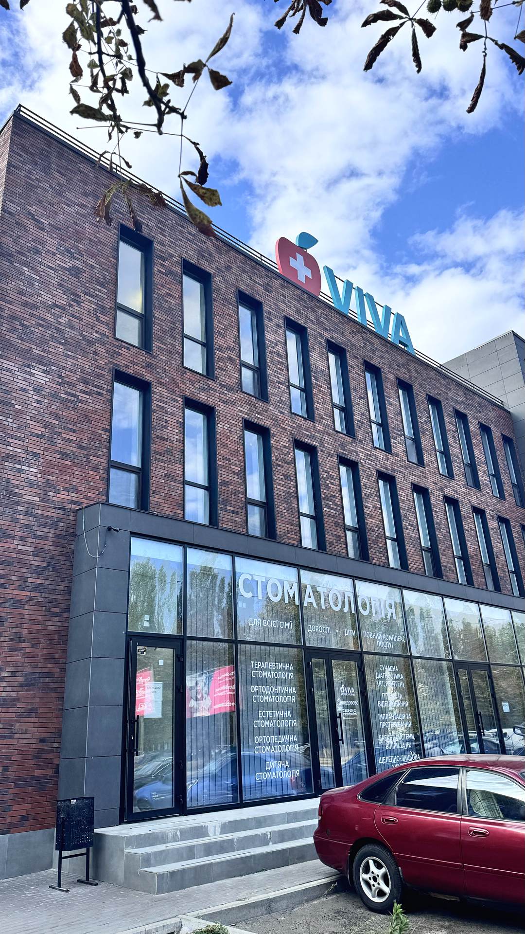 Professional facade solution combining insulation and brick-look tiles