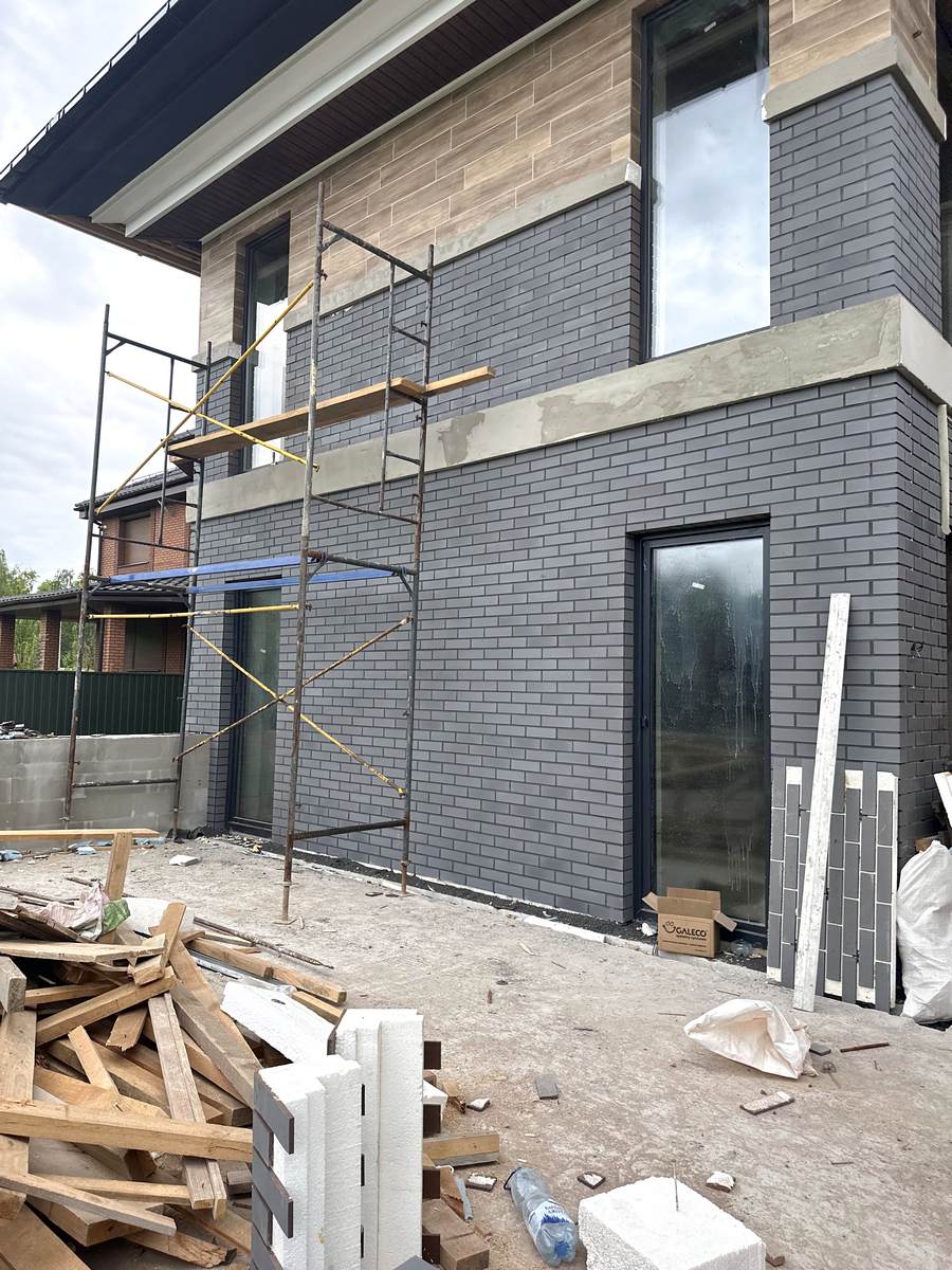 Premium facade design combining King Klinker and Cerrad panels