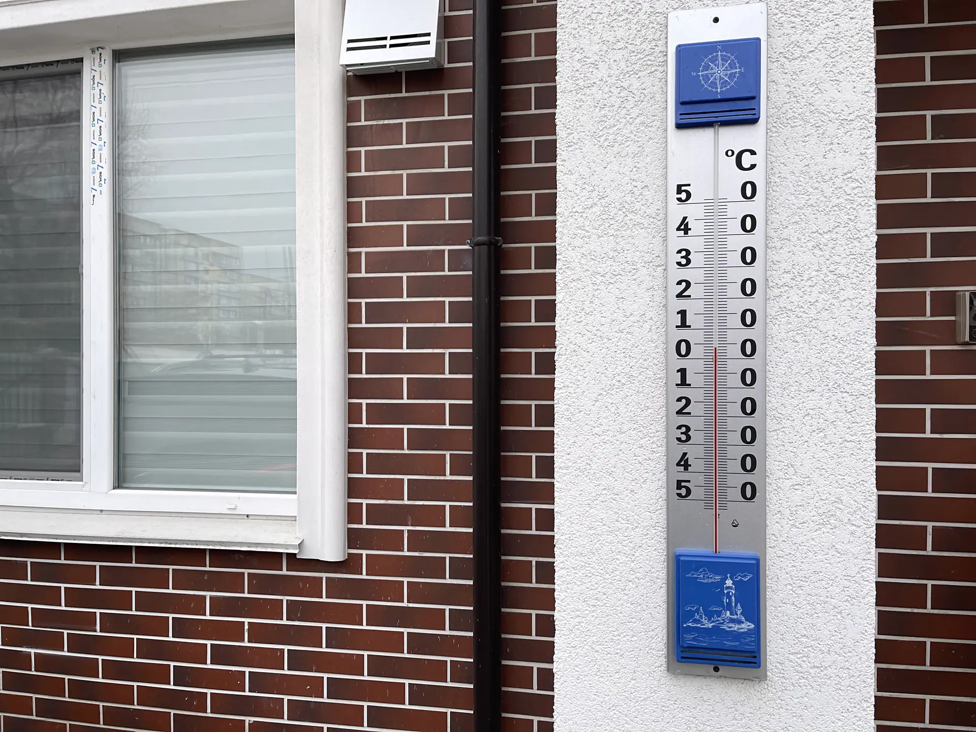 Smooth red clinker thin bricks enhancing residential building exteriors