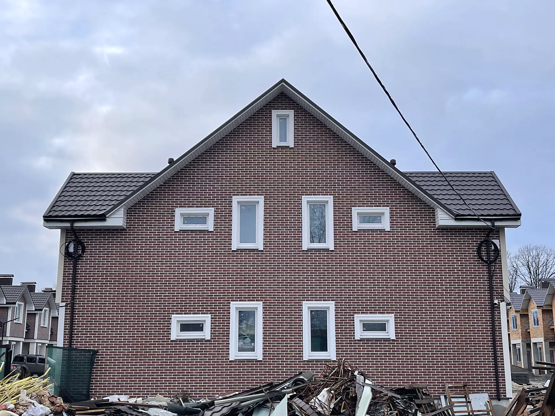 Energy-efficient wall cladding with red King Klinker tiles and EPS insulation