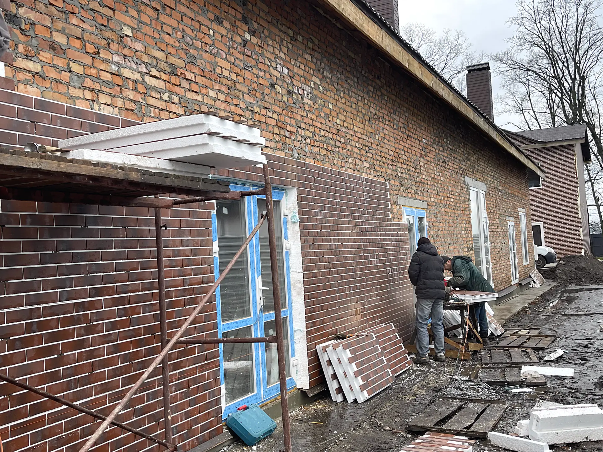 Installation of Royal Facade thermal panels with EPS-90 insulation