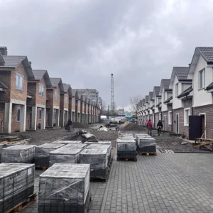 Professional facade installation using adhesive foam for EPS insulation boards