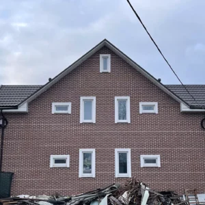 Energy-efficient wall cladding with red King Klinker tiles and EPS insulation